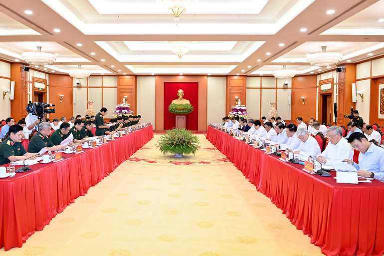 Tập thể Bộ Chính trị làm việc với Ban Thường vụ Quân ủy Trung ương. (Ảnh: ĐĂNG KHOA) a6-bnd-5423.jpg