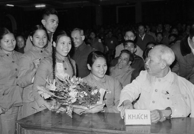 Chủ tịch Hồ Chí Minh nói chuyện thân mật với đại biểu Thanh niên xung phong dự Đại hội Thanh niên xung phong chống Mỹ cứu nước toàn miền Bắc (tháng 1-1967). Ảnh tư liệu