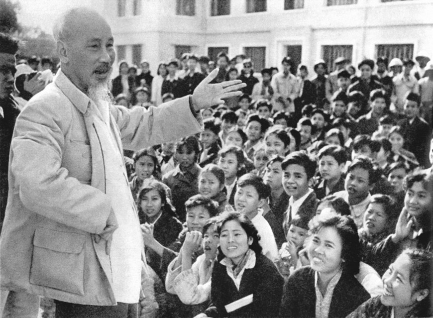 Chủ tịch Hồ Chí Minh nói chuyện với học sinh Trường Nghệ thuật Sân khấu Trung ương ở khu văn công Mai Dịch, Hà Nội ngày 25-11-1961. Ảnh hochiminh.vn