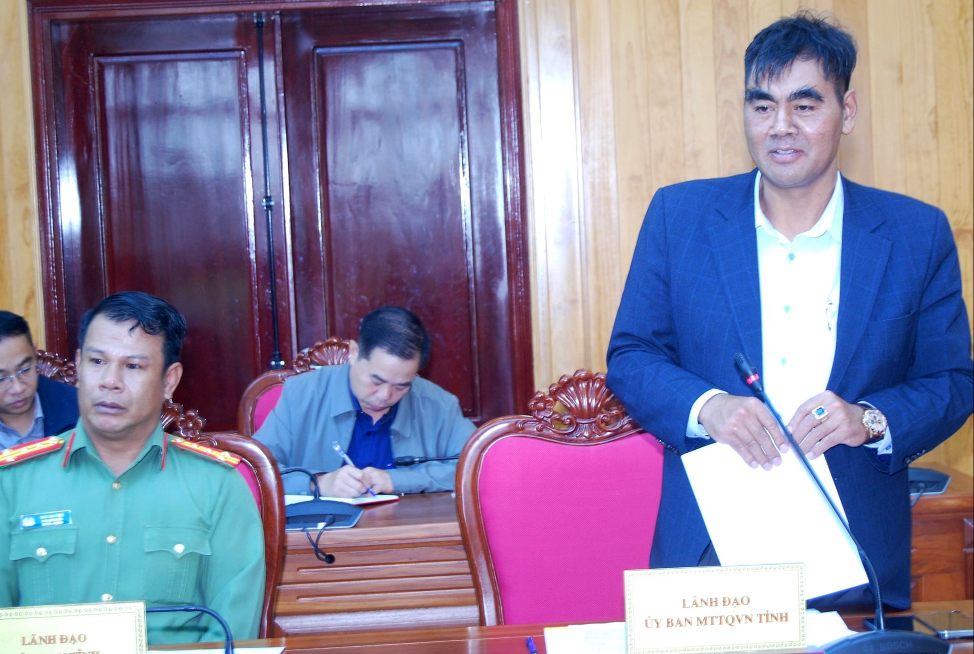 dai-dien-lanh-dao-tung-so-nganh-lien-quan-phat-bieu-tai-buoi-lam-viec-1-(1).jpg