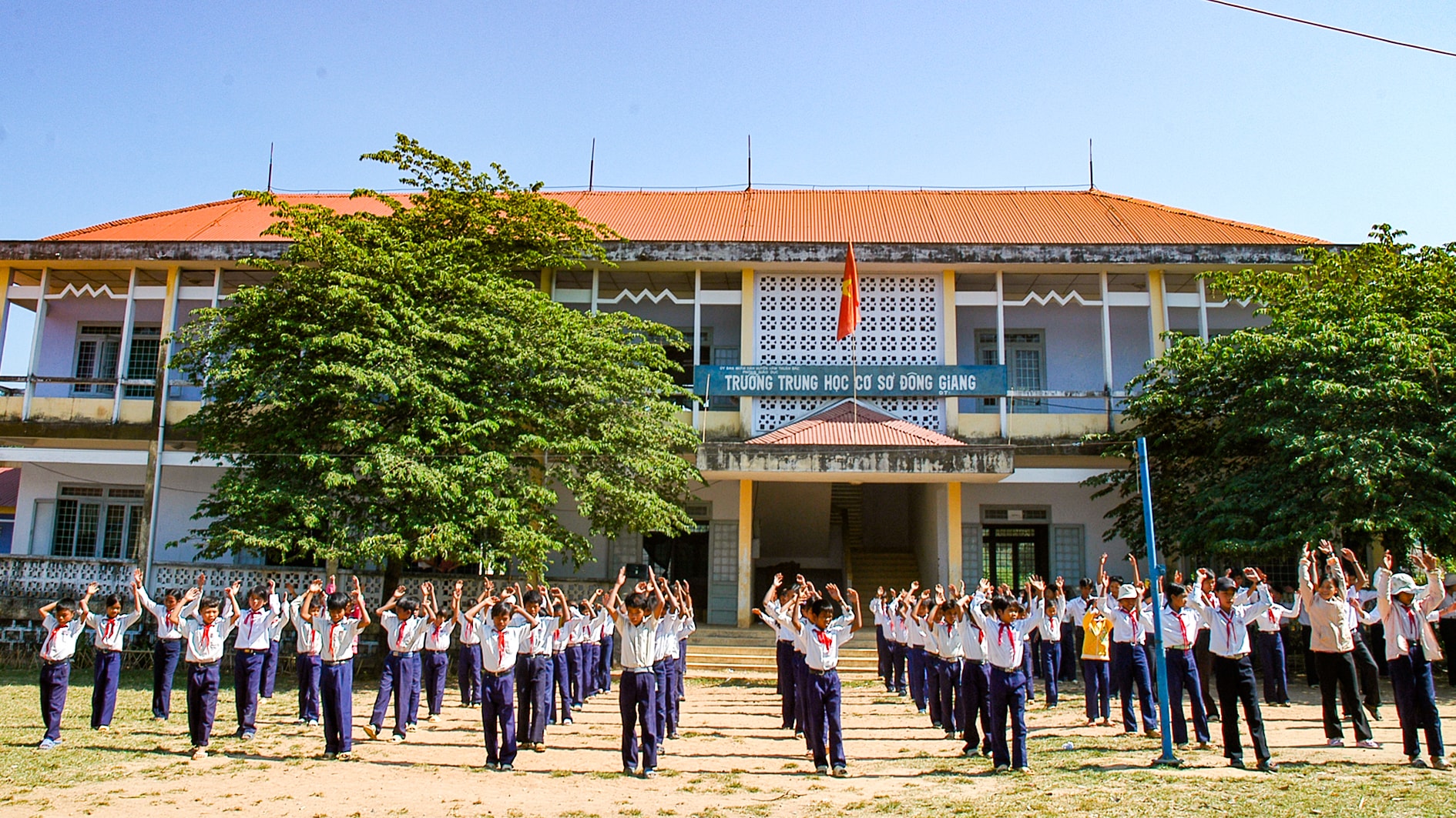 Giờ thể dục của học sinh Trường THCS Đông Giang (ảnh N. Lân) (1)