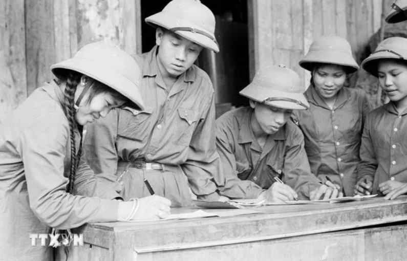 Thanh niên xung phong chống Mỹ, cứu nước Đội 32 ký Quyết tâm thư. (Ảnh TTXVN)