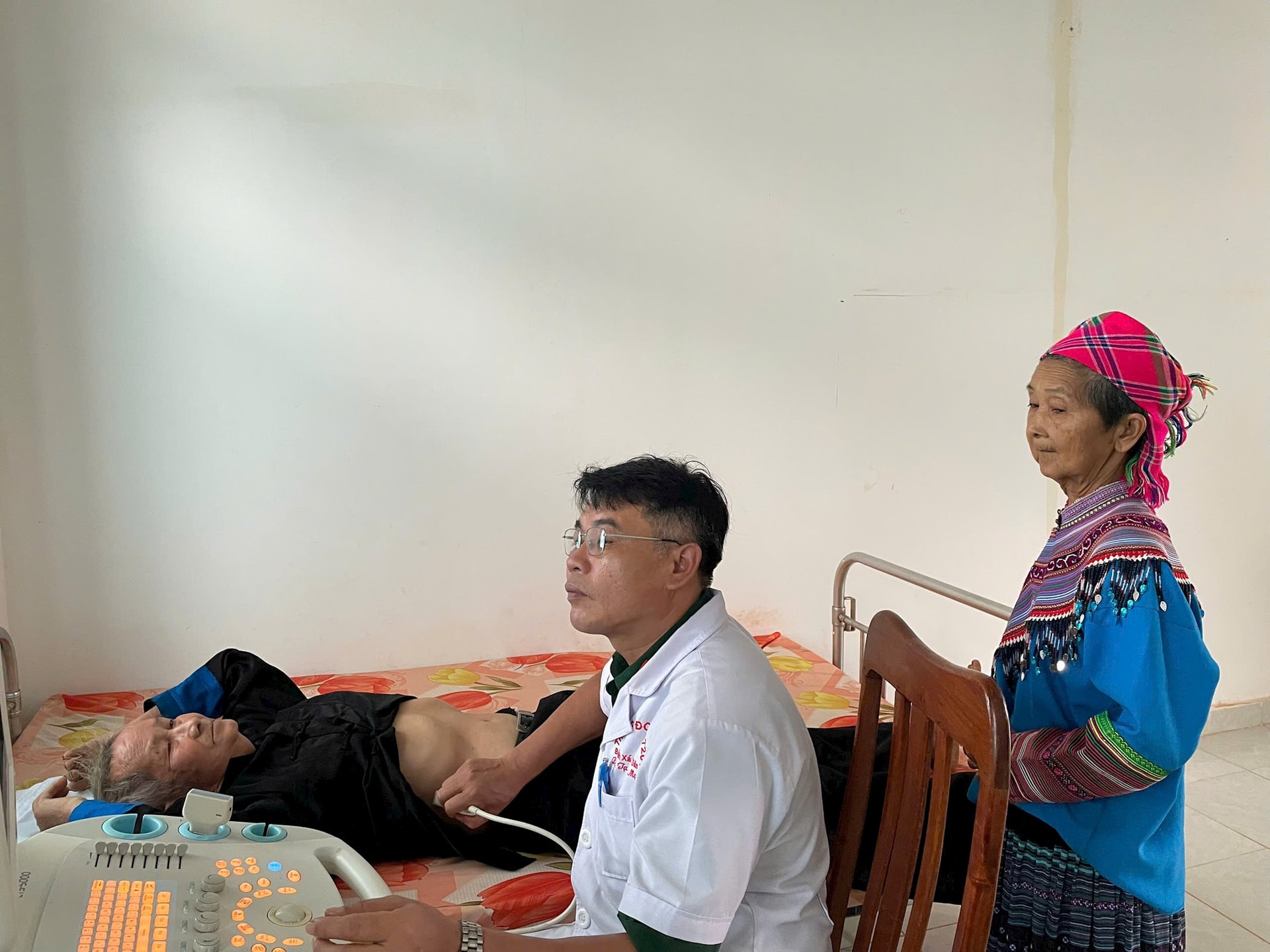 គ្រូពេទ្យនៃកងវរសេនាធំ 720 ពិនិត្យមនុស្ស