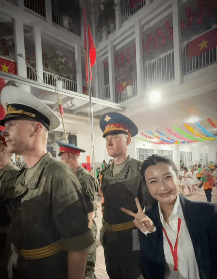 Nữ doanh nhân gen Z gây sốt mạng khi xuất hiện trong đoàn diễu hành A80 - 4