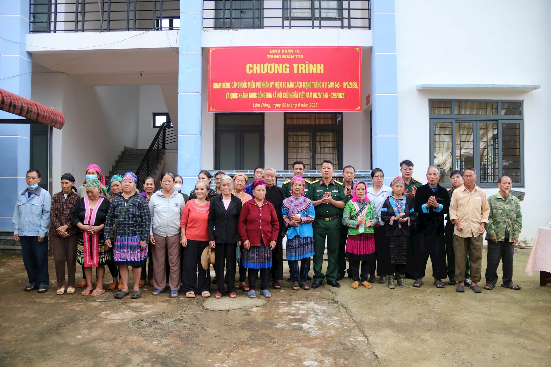 មេបញ្ជាការកងអនុសេនាធំ វេជ្ជបណ្ឌិត និងប្រជាពលរដ្ឋមួយចំនួនថតរូបអនុស្សាវរីយ៍
