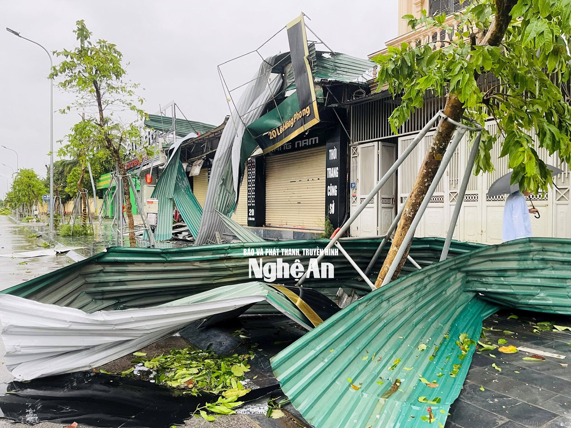 Nhanh chóng khắc phục hậu quả bão số 5 và mưa lũ, khôi phục sản xuất, kinh doanh, ổn định tình hình Nhân dân- Ảnh 1.