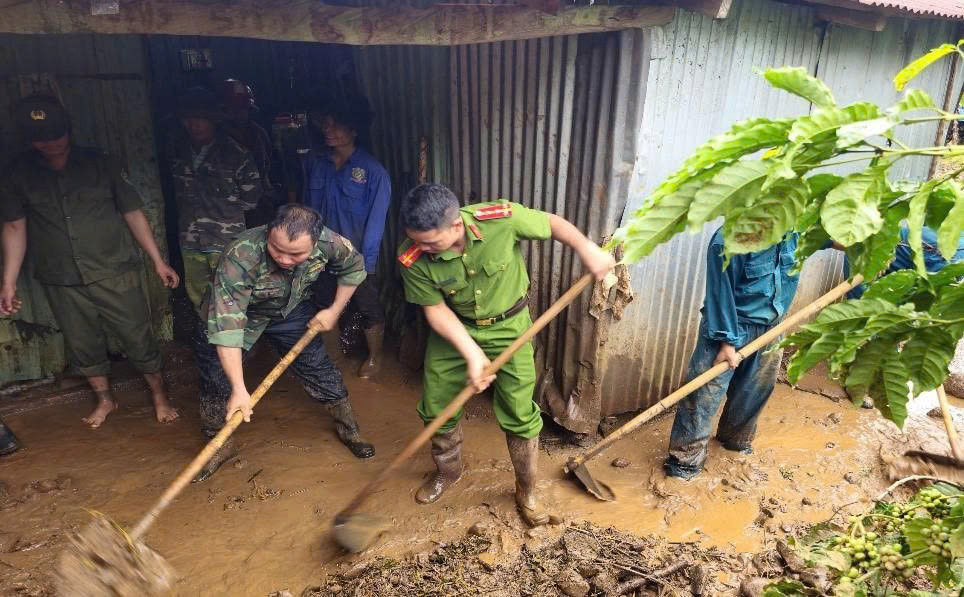 Cán bộ chiến sỹ chung tay khắc phục hậu quả