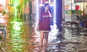 Lội nước về nhà lúc nửa đêm sau trận mưa lớn ở Hà Nội