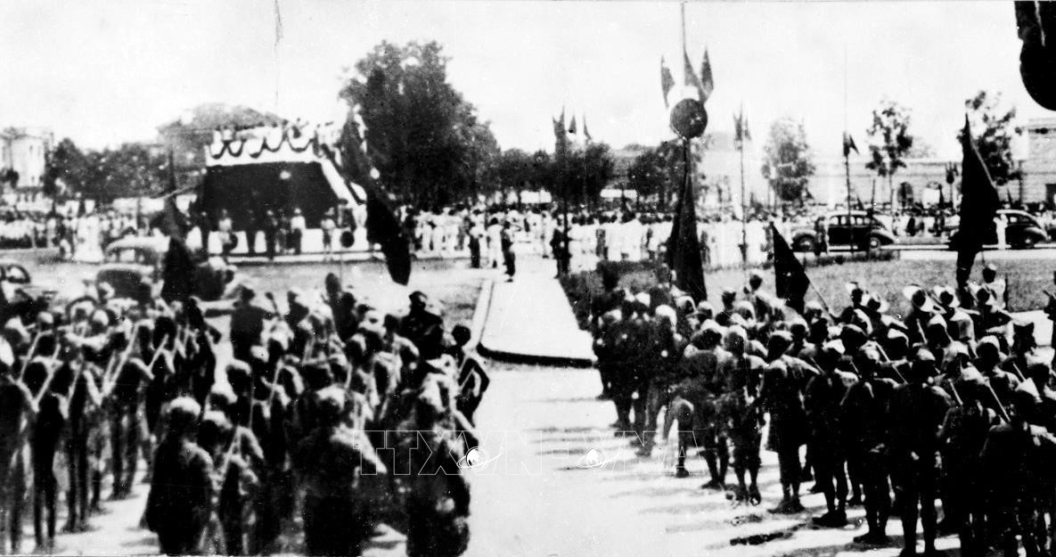 Đông đảo nhân dân tập trung tại Quảng trường Ba Đình nghe Chủ tịch Hồ Chí Minh đọc Tuyên ngôn Độc Lập ngày 291945. (Ảnh TTXVN)