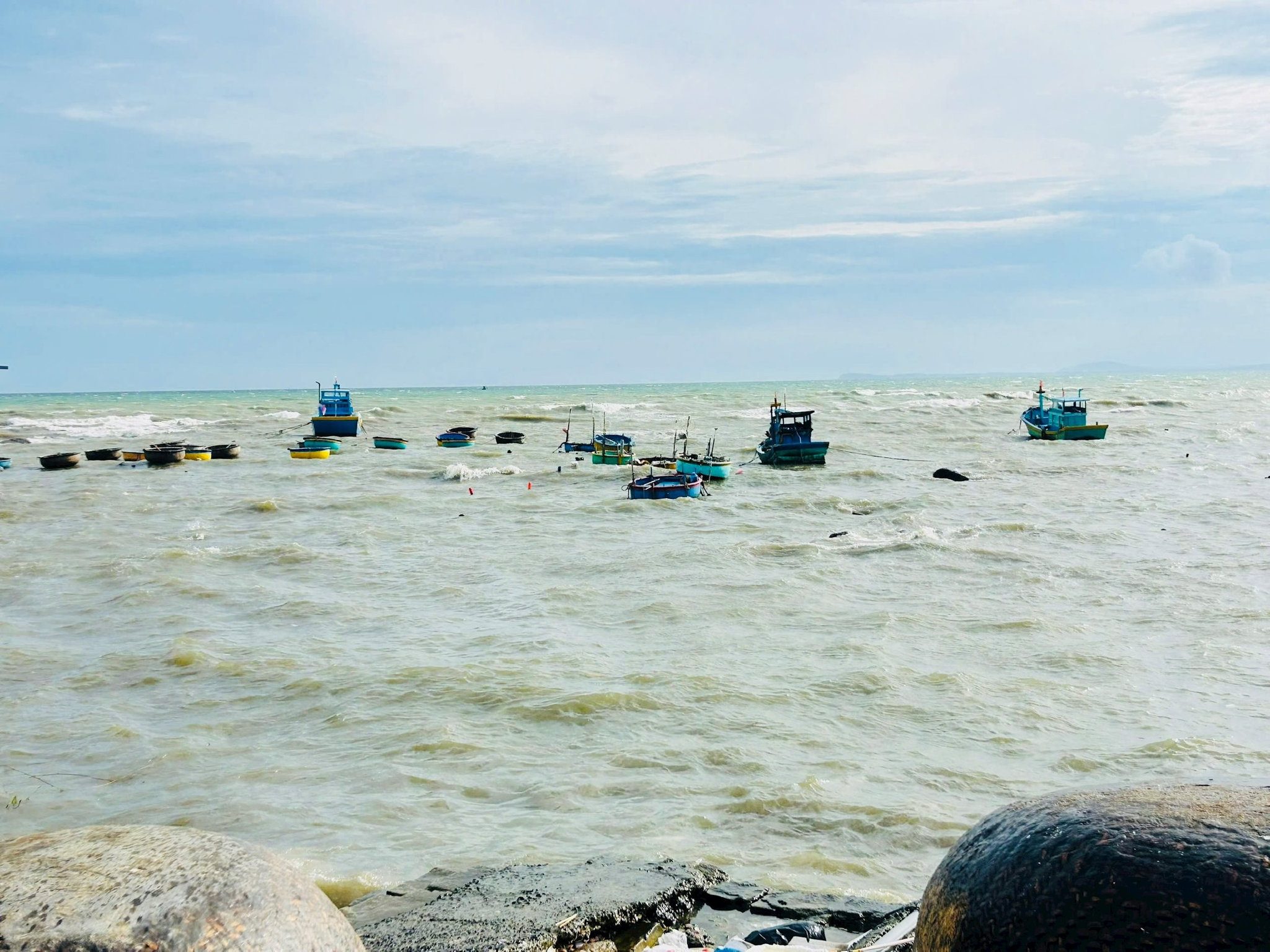 Hình Tàu thuyền đậu xa xa chờ cập bến