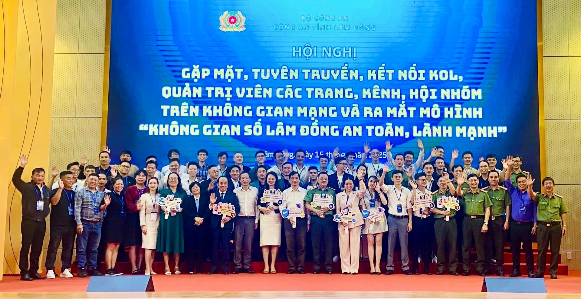 Khong gian