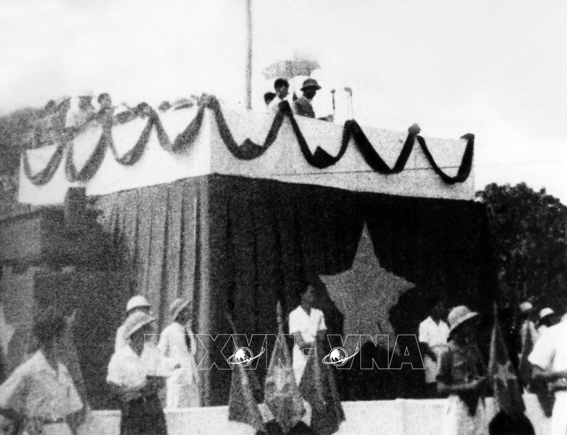 Ngày 291945, tại Quảng trường Ba Đình lịch sử, Chủ tịch Hồ Chí Minh đọc Tuyên ngôn Độc lập, khai sinh nước Việt Nam Dân chủ Cộng hòa. (Ảnh Tư liệu TTXVN)