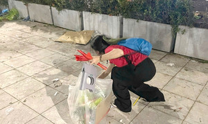 Khoảnh khắc lay động: Người dân Hà Nội tự giác dọn rác sau lễ tổng hợp luyện 