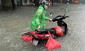 Khắp nơi ngập sâu, người Hà Nội nháo nhác lên mạng hỏi nhau đường đi làm