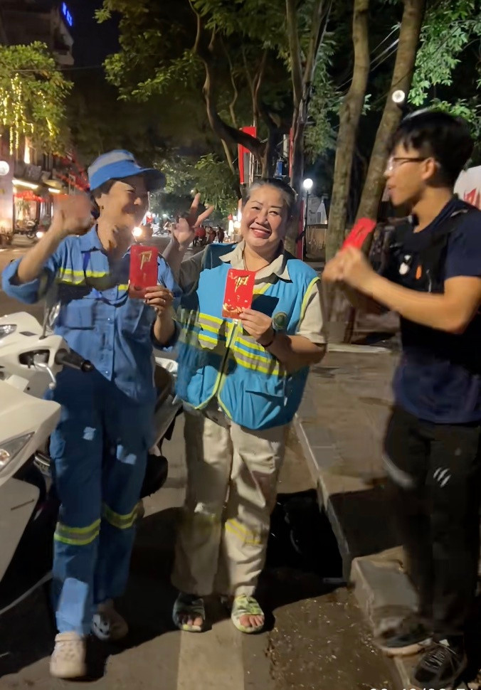 Hiển Vinh tặng phong bì cho các cô lao công. (Ảnh: NVCC)