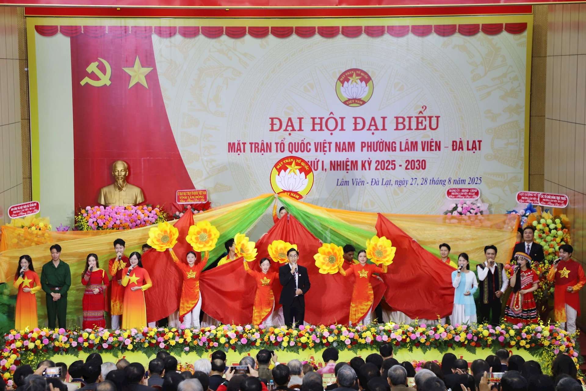 ការសម្តែងសិល្បៈស្វាគមន៍មហាសន្និបាតគណៈប្រតិភូរណសិរ្សមាតុភូមិវៀតណាមនៅវួដ Lam Vien - Da Lat
