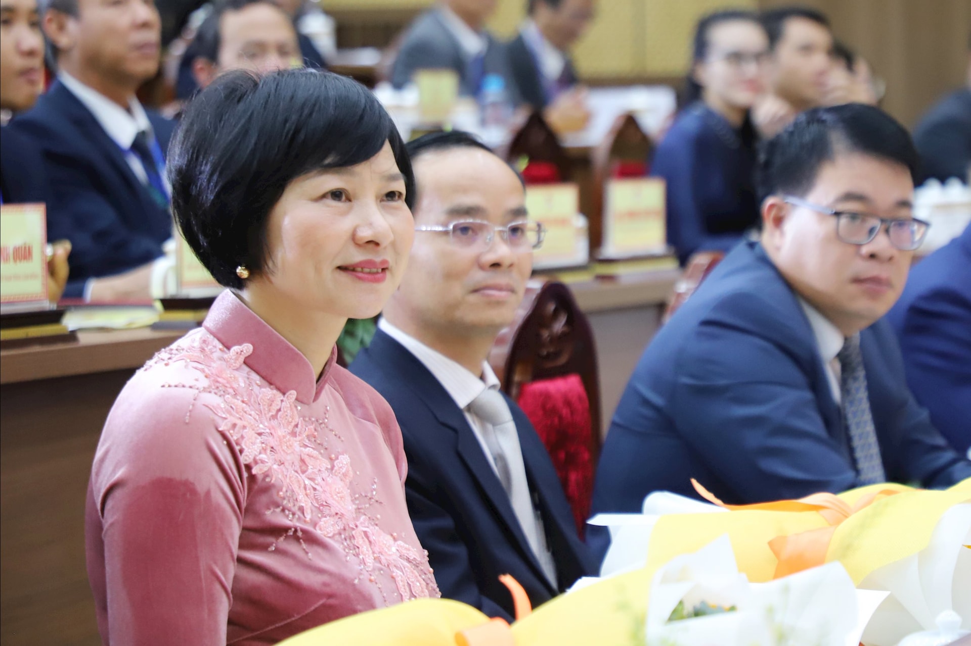 សមមិត្ត Pham Thi Phuc លេខារងគណៈកម្មាធិការបក្សខេត្ត ប្រធានគណៈកម្មាធិការរណសិរ្សមាតុភូមិវៀតណាមខេត្ត Lam Dong បានអញ្ជើញចូលរួម និងដឹកនាំមហាសន្និបាត។