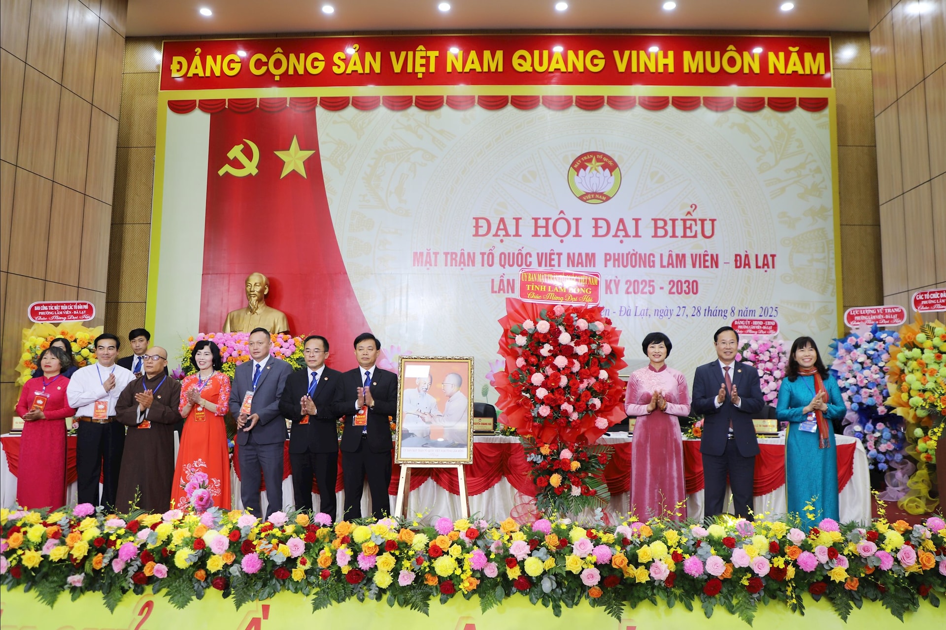 គណៈកម្មាធិការរណសិរ្សមាតុភូមិវៀតណាមខេត្ត Lam Dong ជូនកម្រងផ្កា និងរូបថតពូហូ និងពូថន ដើម្បីអបអរសាទរមហាសន្និបាត។