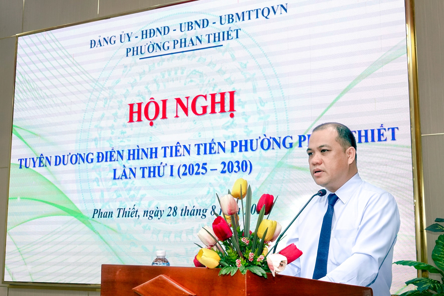 Herr Tran Nguyen Loc, Vorsitzender des Bezirksvolkskomitees, hielt die Eröffnungsrede auf der Konferenz (Foto von N. Lan).