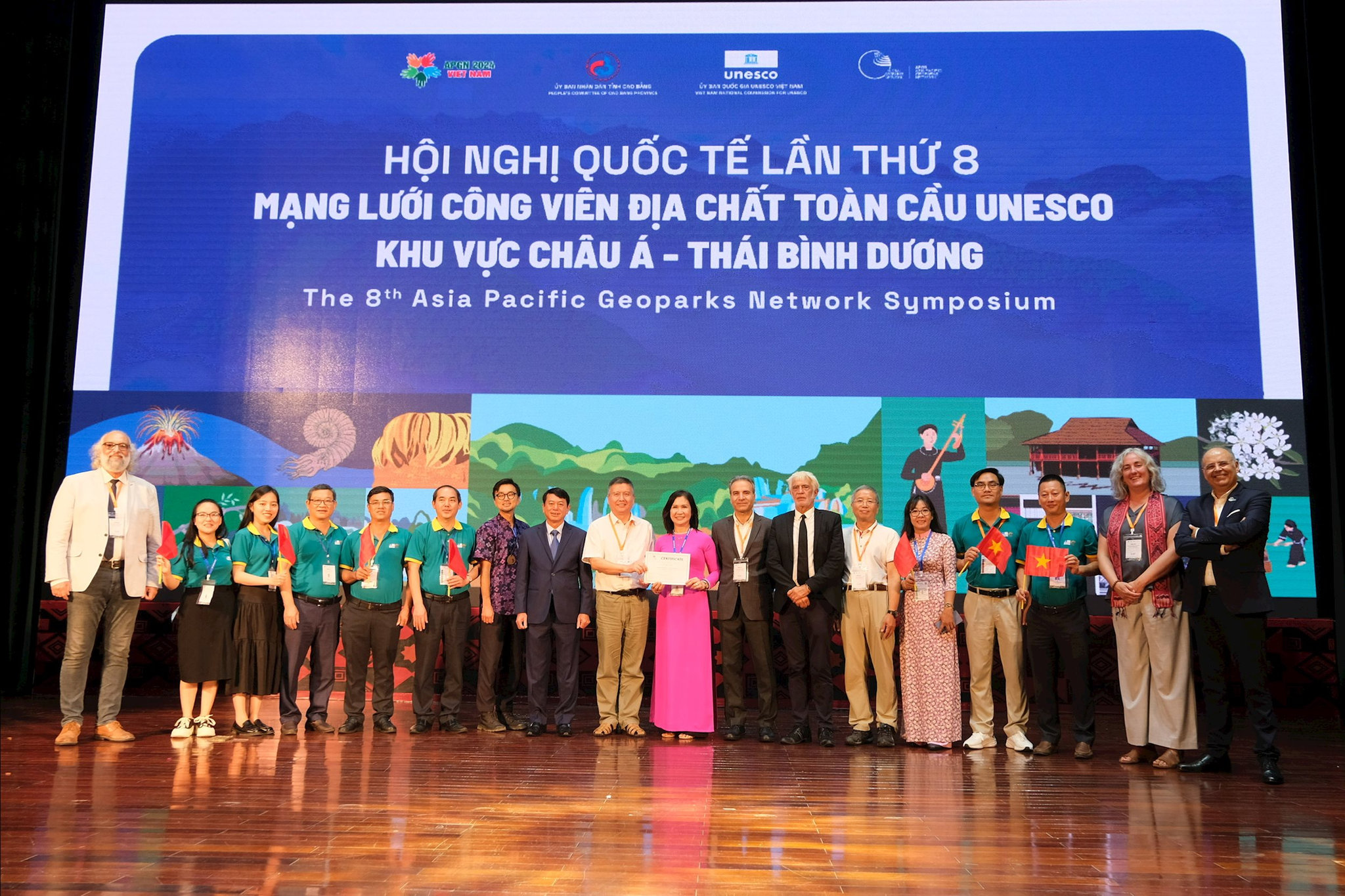 Đại diện Mạng lưới CVĐC toàn cầu trao Quyết định công nhận danh hiệu Công viên địa chất toàn cầu UNESCO Đắk Nông giai đoạn 2024-2027 tại Hội nghị quốc tế về Mạng lưới Công viên địa chất khu vực châu Á-Thái Bình Dương diễn ra tại Cao Bằng.