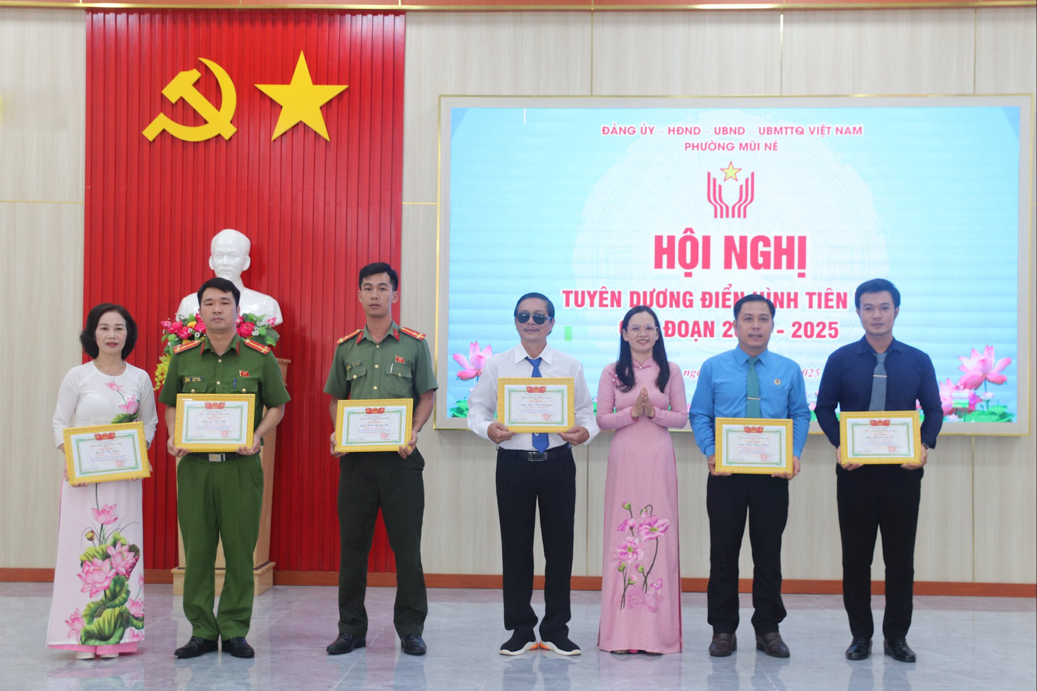 Các cá nhân điển hình nhận giấy khen trong phong trào thi đua yêu nước phường Mũi Né
