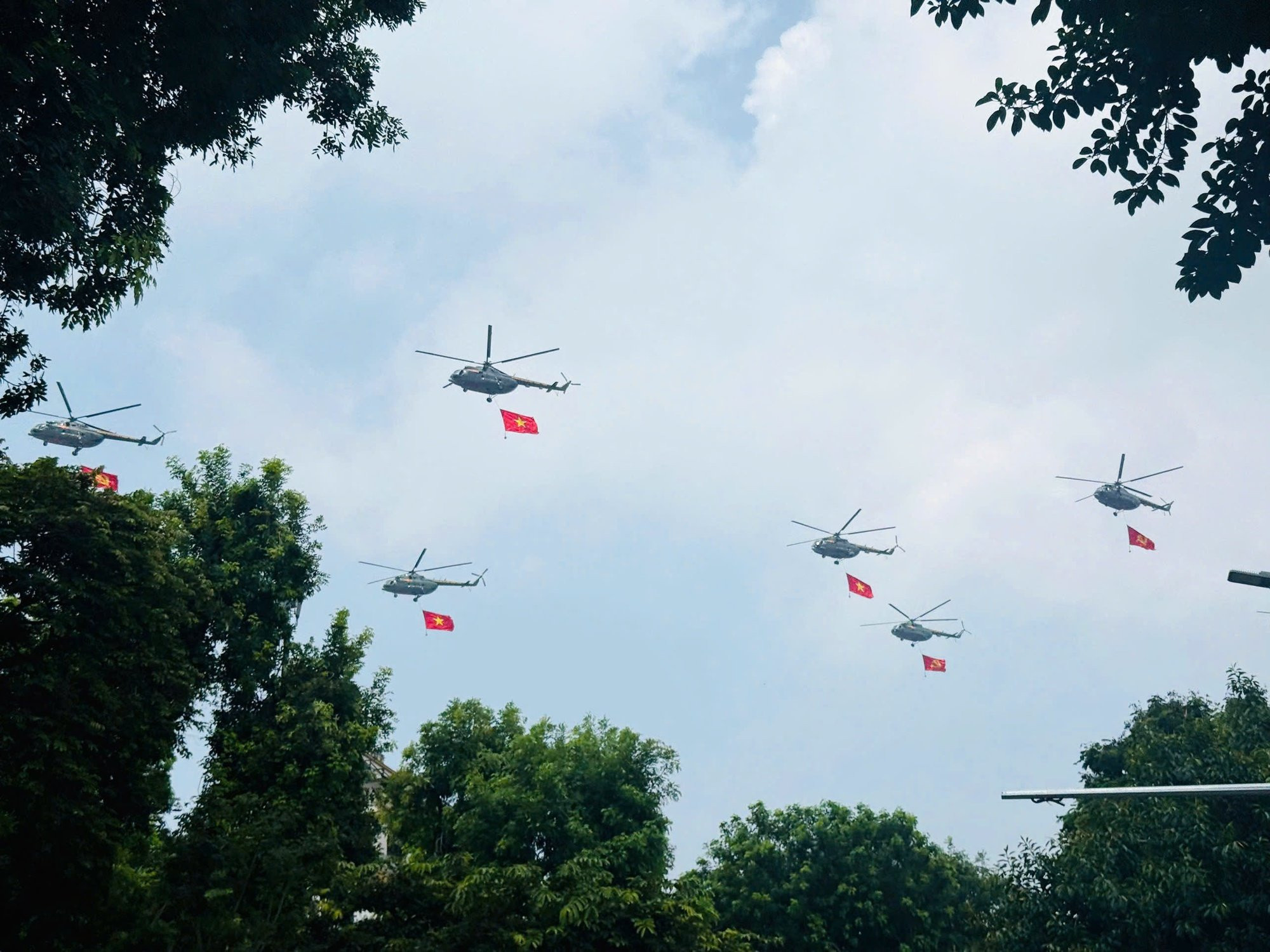 Không được sử dụng Flycam làm ảnh hưởng đến hoạt động bay luyện tập và chào mừng Lễ kỷ niệm 2/9 (Hình ảnh từ Internet)
