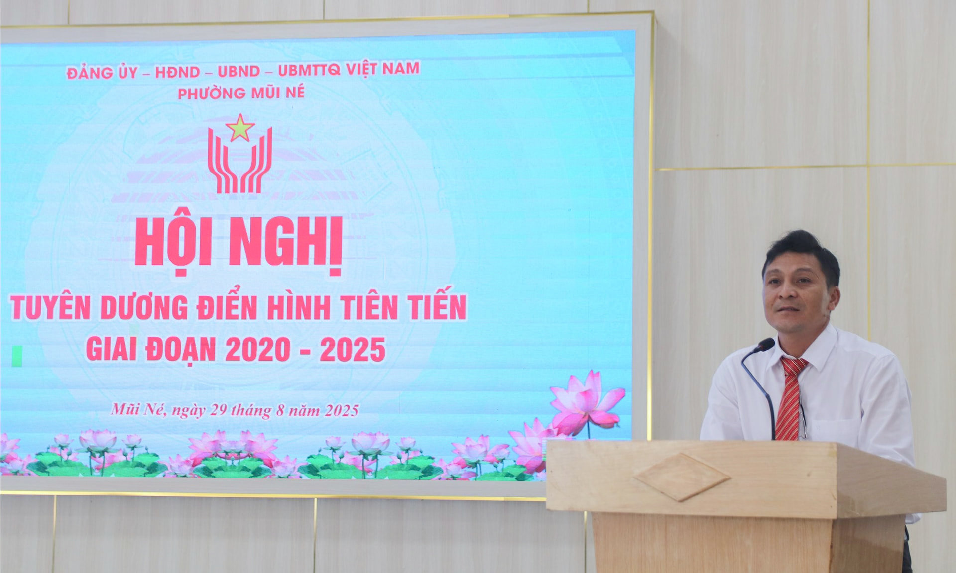 dong-chi-pham-tan-cong-pho-bi-thu-thuong-truc-dang-uy-phuong-mui-ne-phat-bieu-tai-hoi-nghi(1).jpg