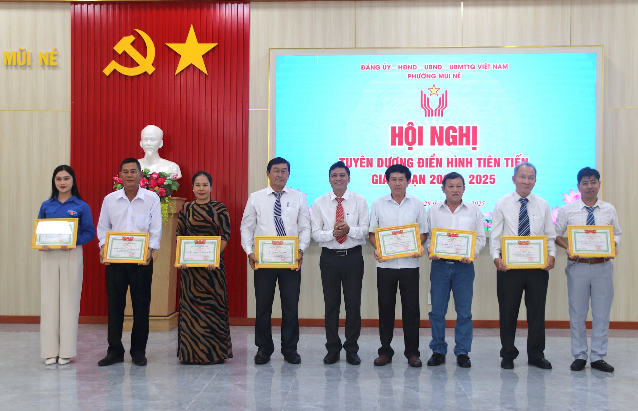 Đồng chí Phạm Tấn Công tặng giấy khen cho các tập thể trong phong trào thi đua yêu nước