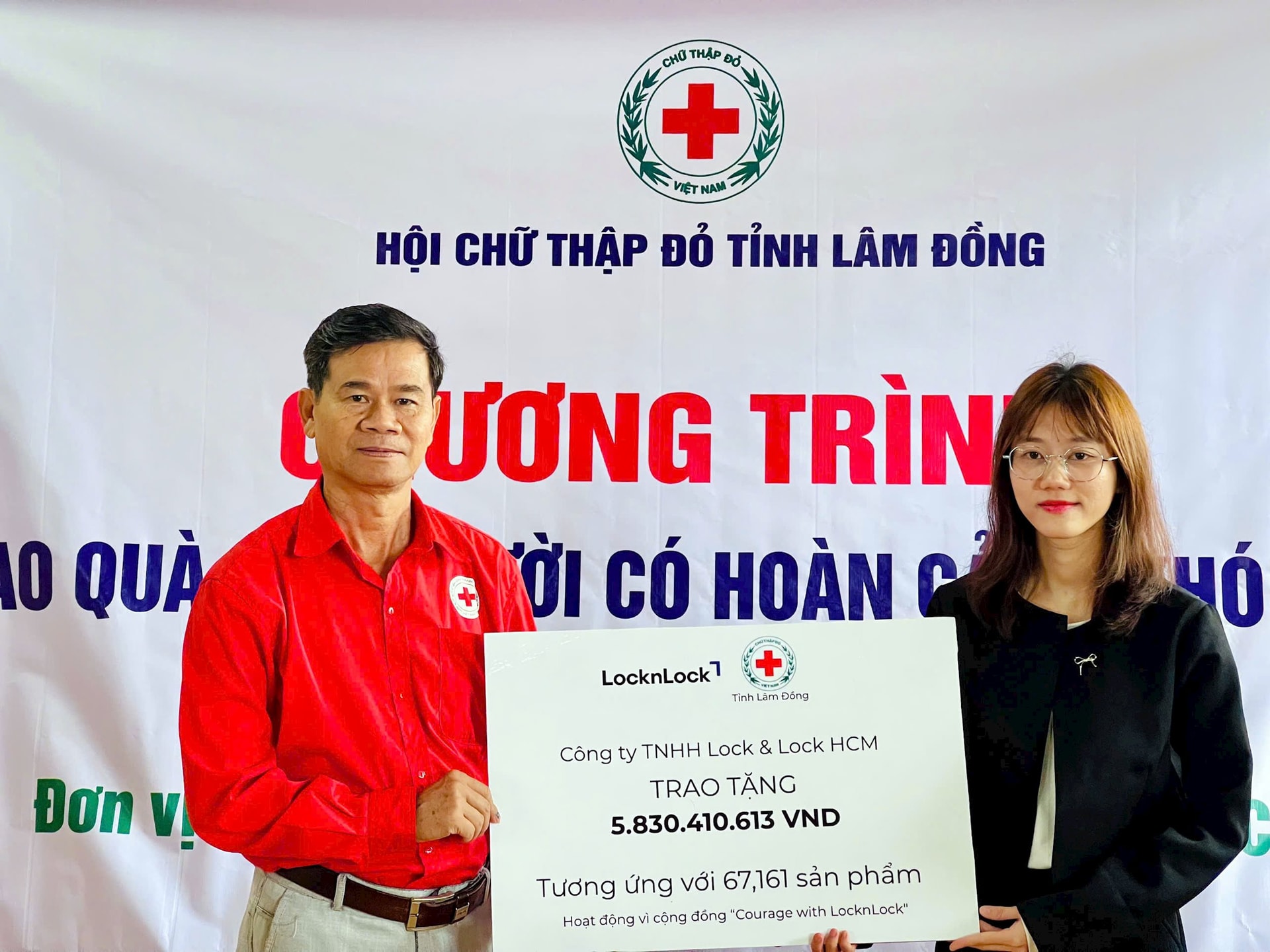 លោក Nguyen Quang Minh ប្រធានសមាគមកាកបាទក្រហមខេត្ត Lam Dong បានទទួលការឧបត្ថម្ភពីក្រុមហ៊ុន Lock & Lock Company Limited ទីក្រុងហូជីមិញ។
