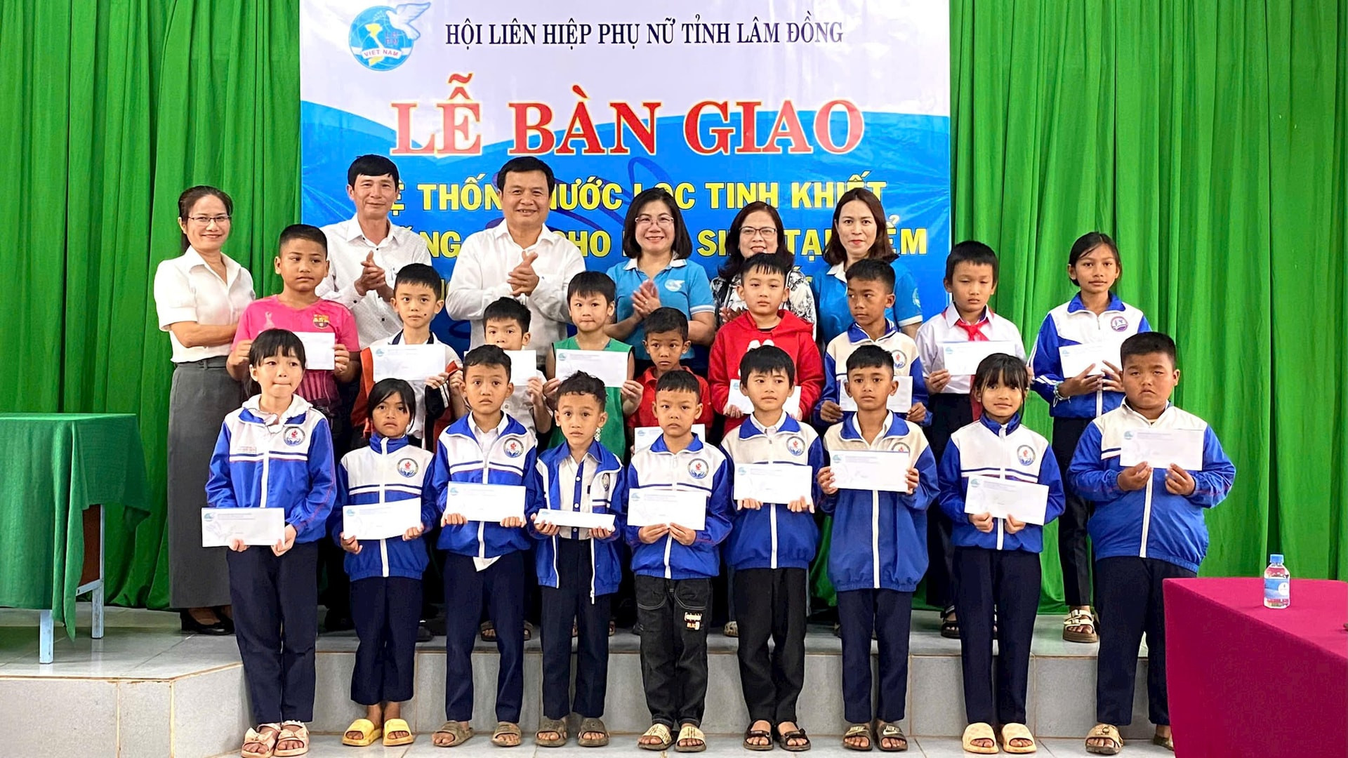 hang-nghin-phan-qua-va-hoc-bong-da-duoc-hoi-lhpn-tinh-lam-dong-trao-tang-cho-cac-em-hoc-sinh-co-hoan-canh-kho-khan.jpg