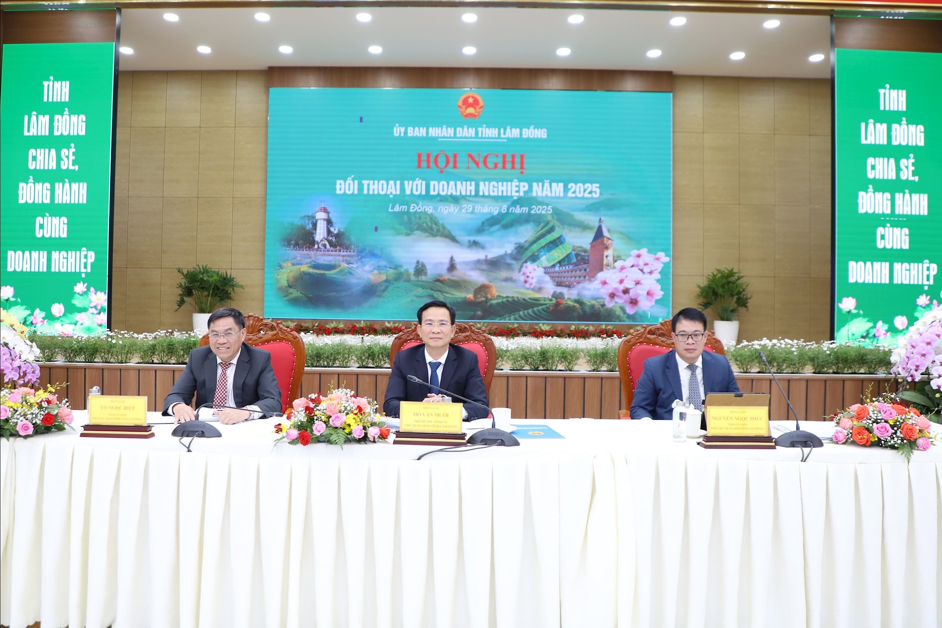 Đồng chí Hồ Văn Mười, Phó Bí thư Tỉnh ủy, Chủ tịch UBND tỉnh và các Phó Chủ tịch UBND tỉnh: Võ Ngọc Hiệp và Nguyễn Ngọc Phúc chủ trì Hội nghị tại điểm cầu Lâm Đồng ngàn hoa