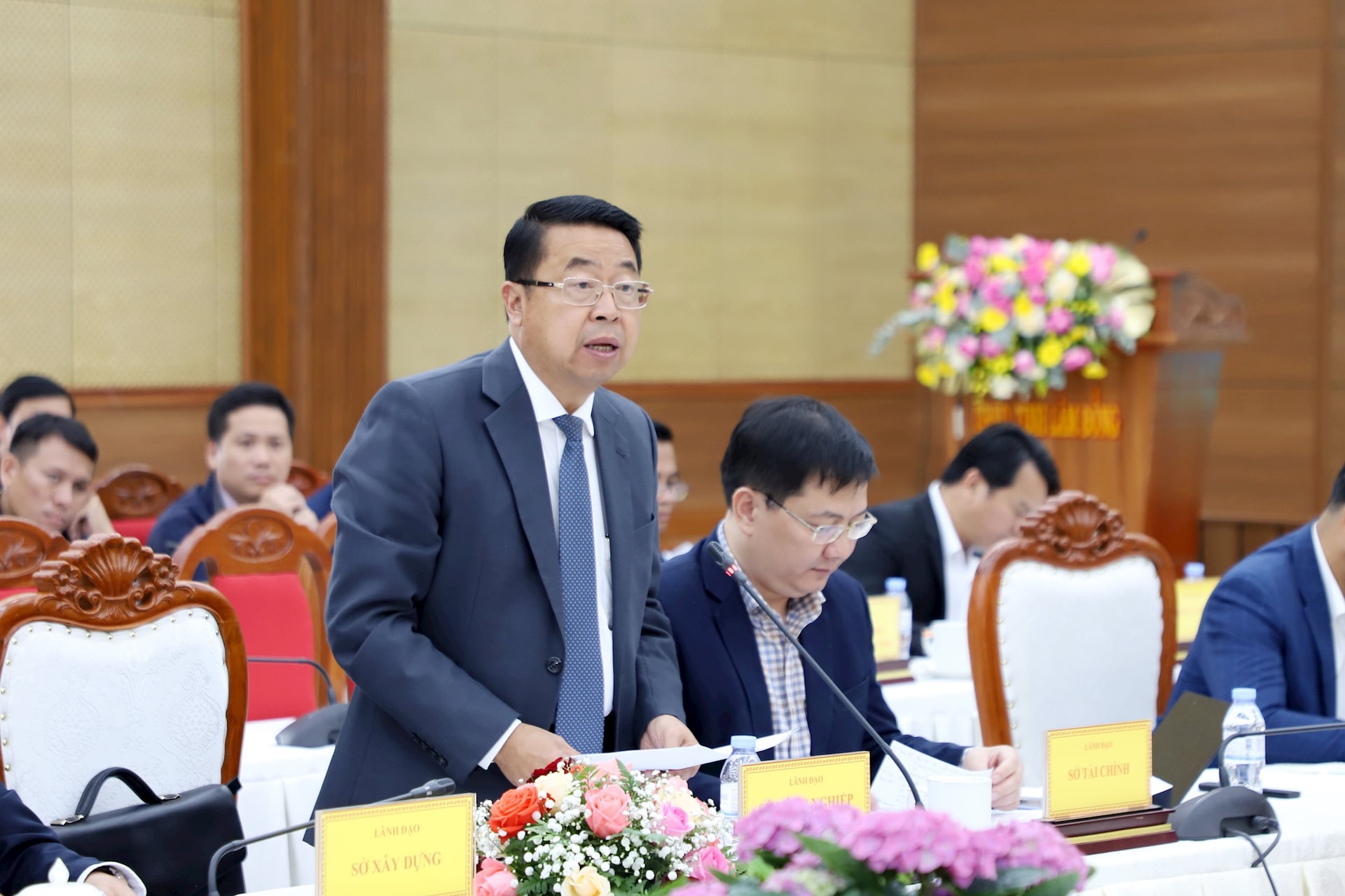 Giám đốc Sở Nông nghiệp và Môi trường Tôn Thiện Tôn Thiện San trả lời những kiến nghị liên quan đến quy hoạch khoáng sản, quy hoạch rừng ...