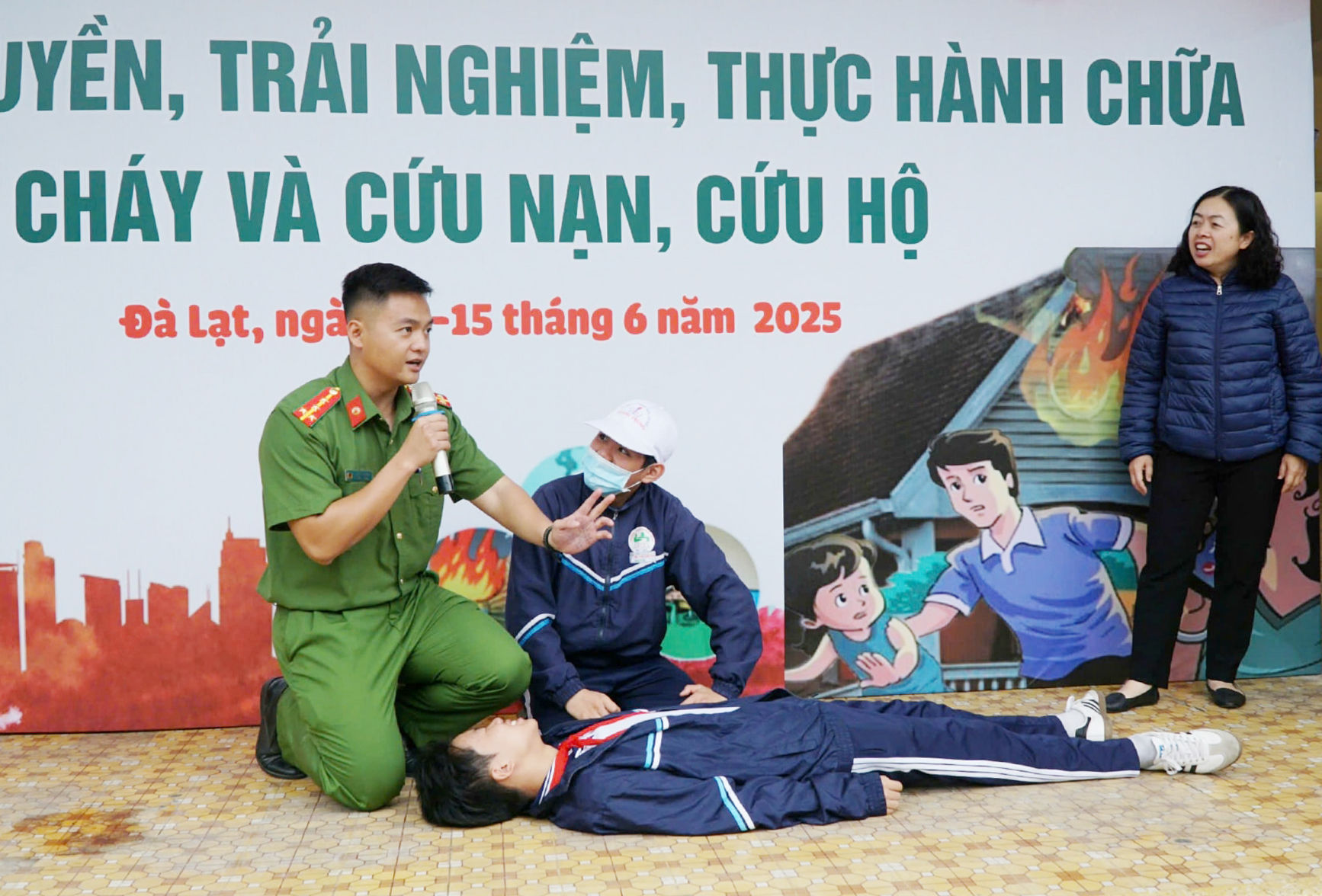 luc_luong_canh_sat_pccc_va_cnch_huong_dan_ky_thuat_cuu_nguoi_giup_hoc_sinh_lam_quen_voi_tinh_huong_nguy_hiem_thuc_te_20250615115104.jpg
