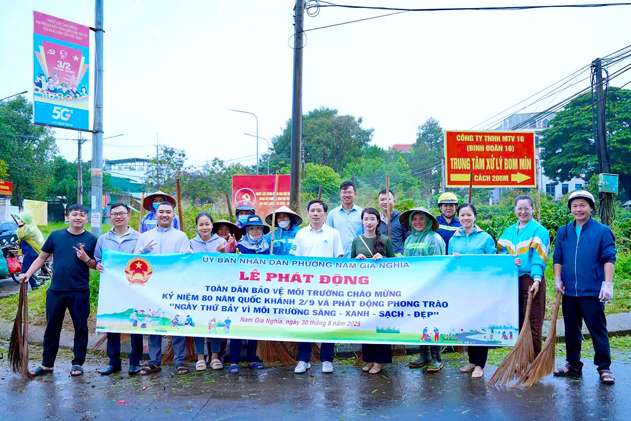 Cán bộ, công chức và các lực lượng phường Nam Gia Nghĩa tham gia dọn dẹp vệ sinh