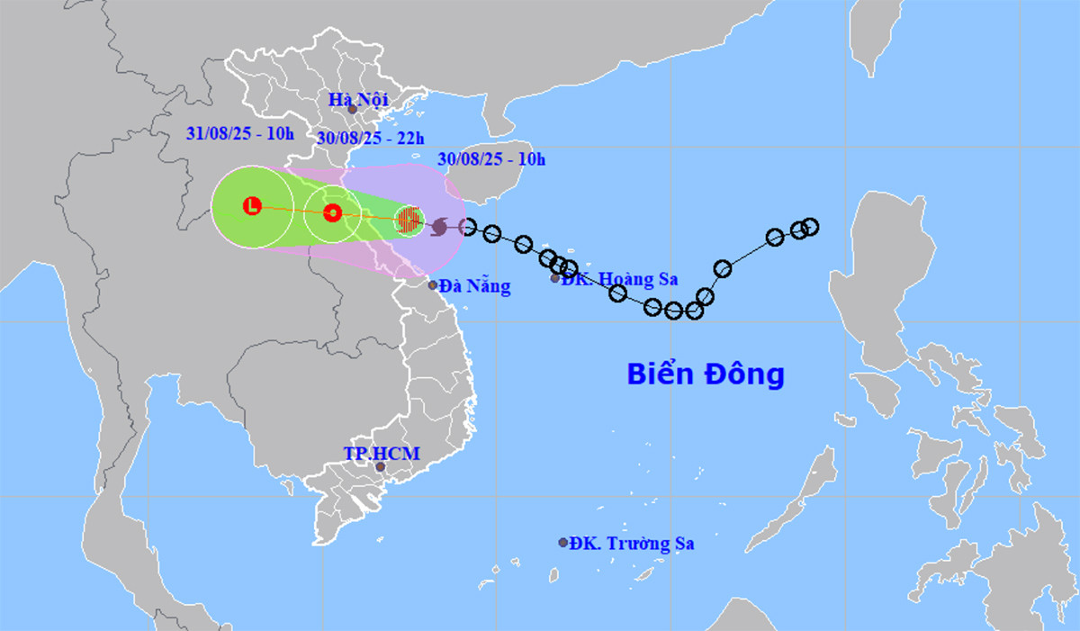 Dự báo chiều và tối nay, tâm bão số 6 sẽ đi vào đất liền các tỉnh từ Nam Hà Tĩnh đến Bắc Quảng Trị. (Nguồn: NCHMF)