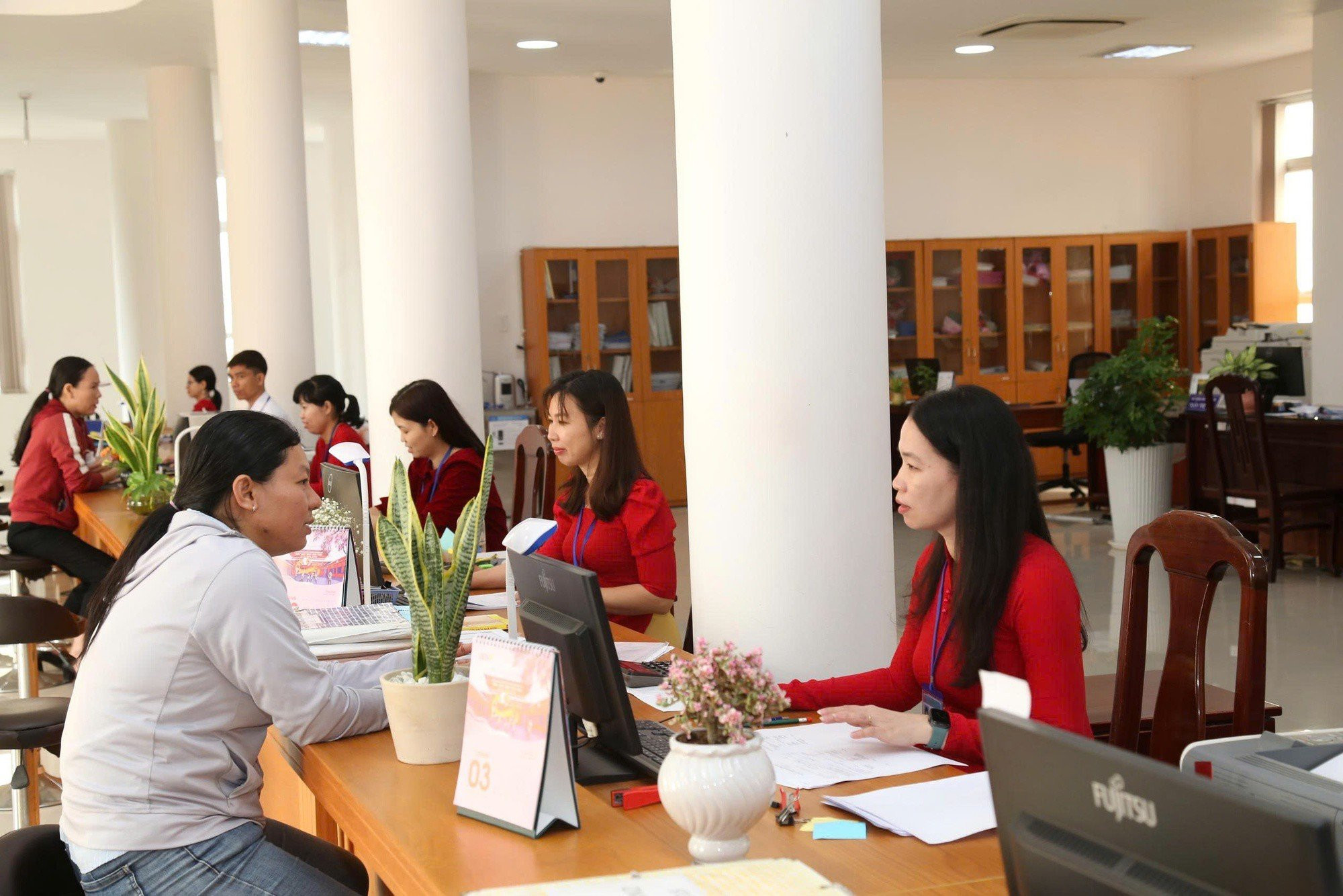 Kho bạc Nhà nước làm việc xuyên lễ để tặng quà 100.000 đồng cho người dân dịp Quốc khánh 2/9