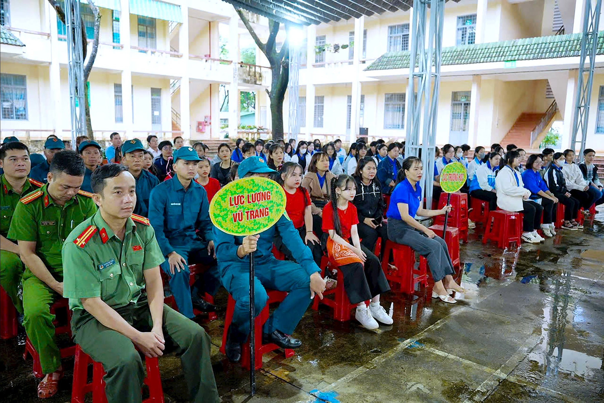 Đông đảo các lực lượng tham gia lễ phát động tổng vệ sinh môi trường phường Nam Gia Nghĩa