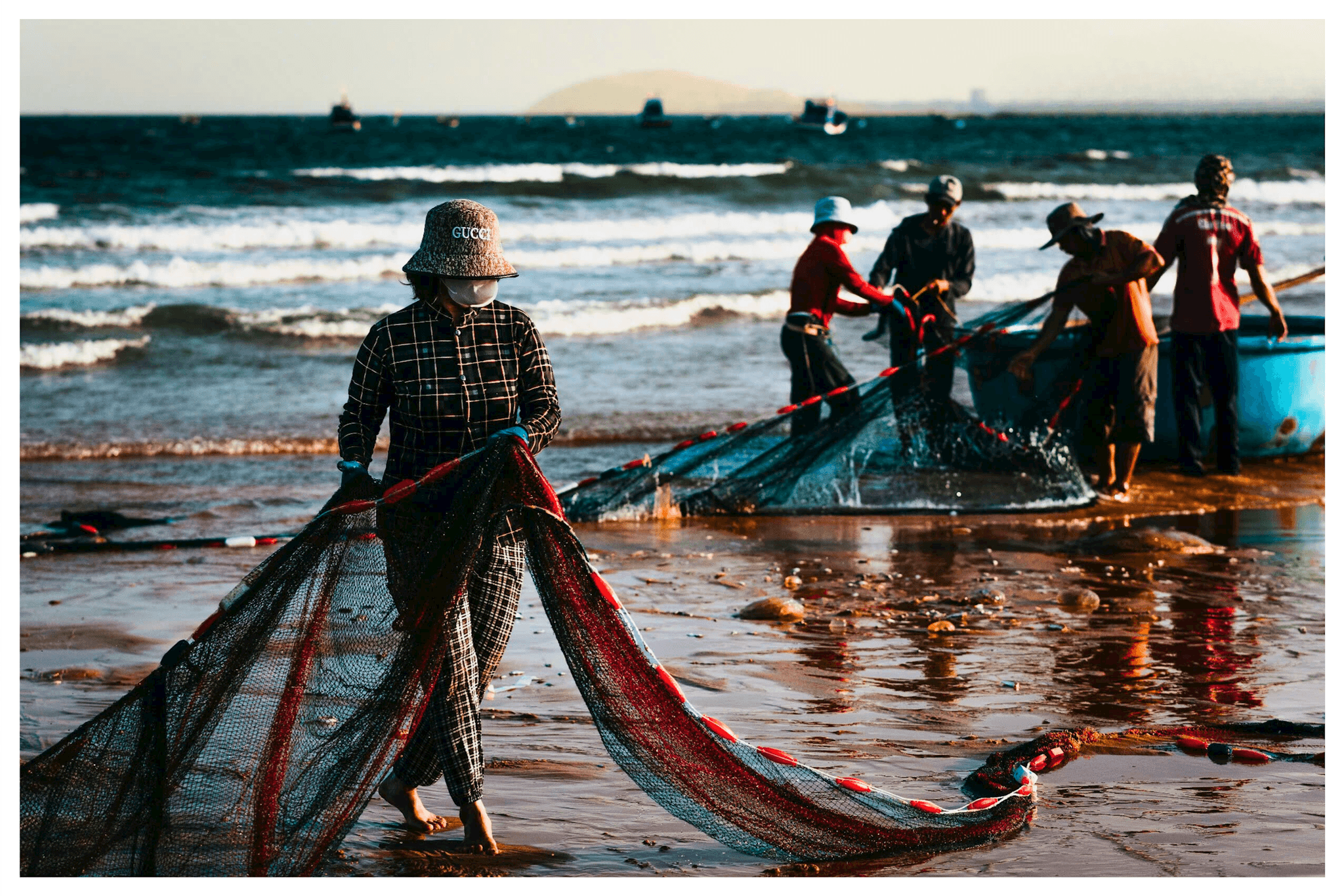 Ngư dân thu gom lưới