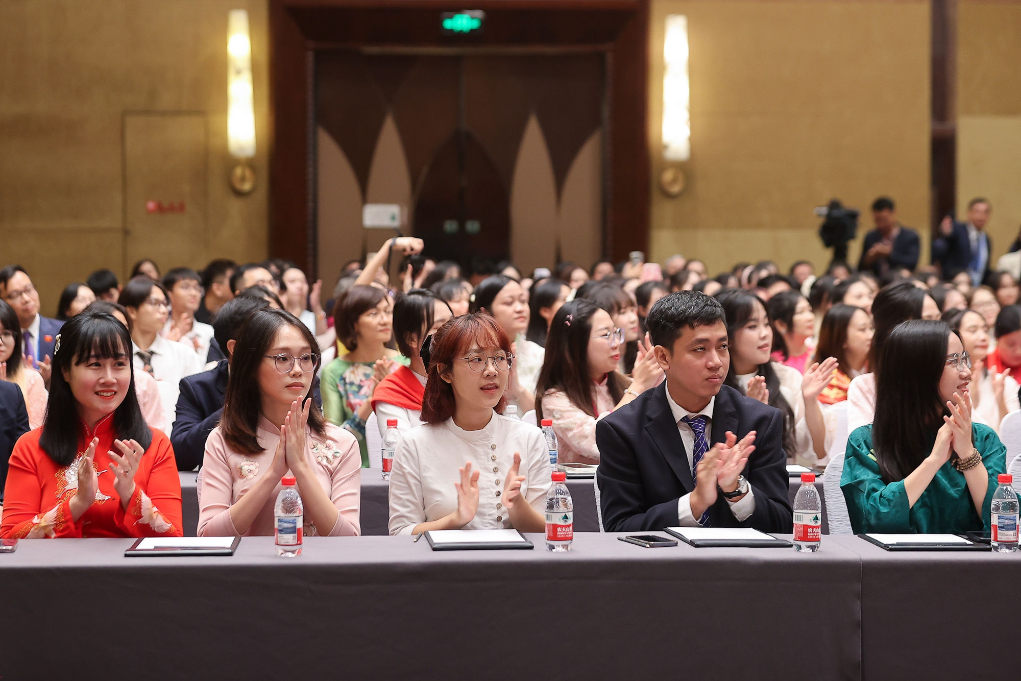 Thủ tướng chia sẻ với kiều bào tại Trung Quốc về không khí, tinh thần Quốc khánh trong nước- Ảnh 5.