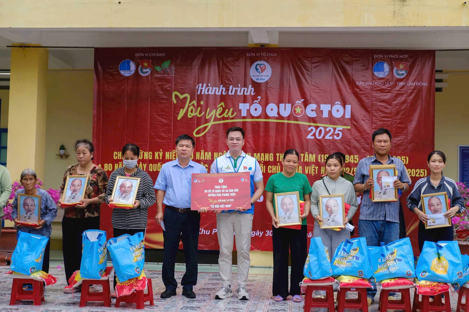 Unit-unit mempersembahkan foto Paman Ho dalam rangka peringatan 80 tahun Hari Nasional 29