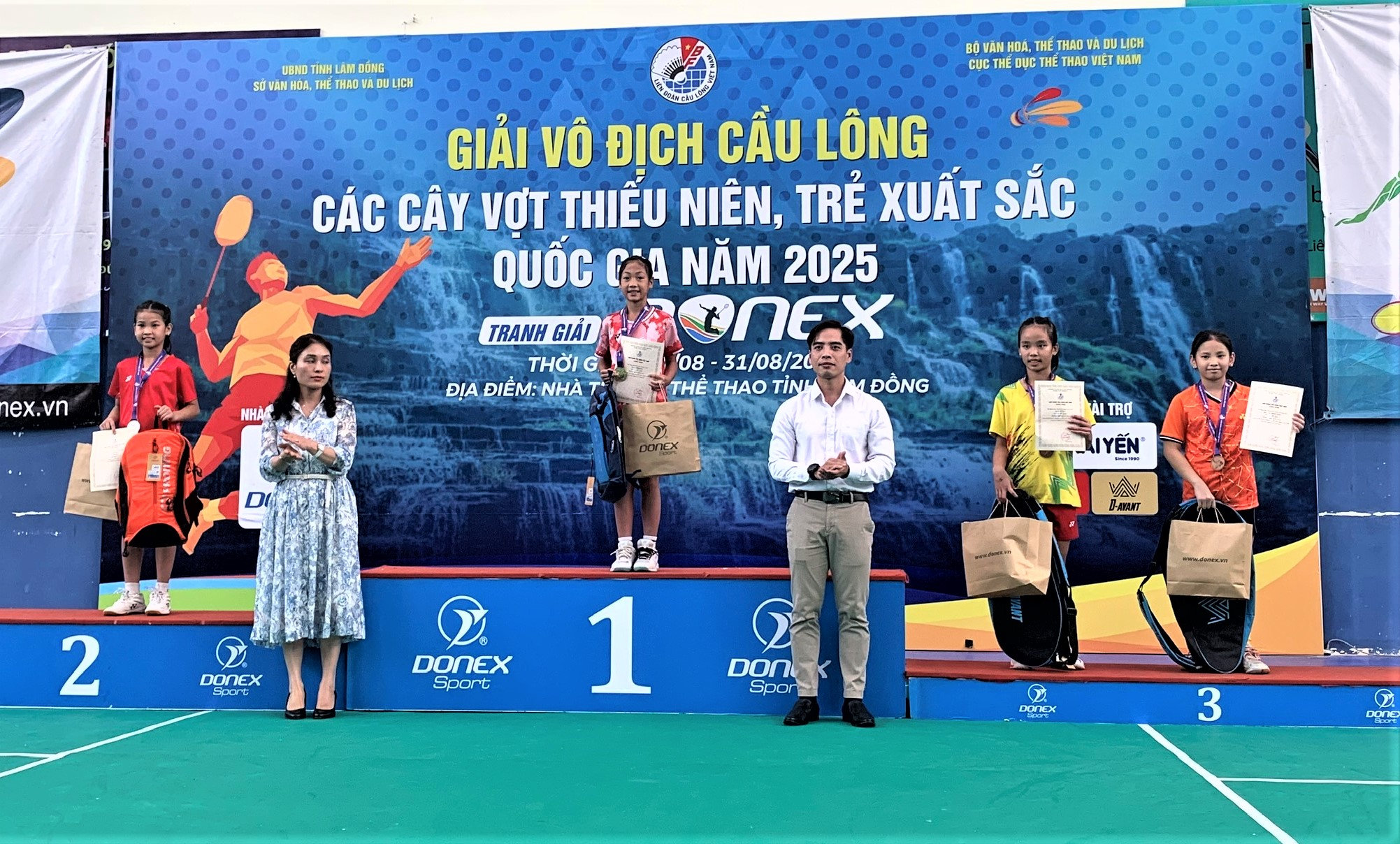 Ban tổ chức trao giải cho các VĐV dẫn đầu trong nội dung đơn nữ U.9
