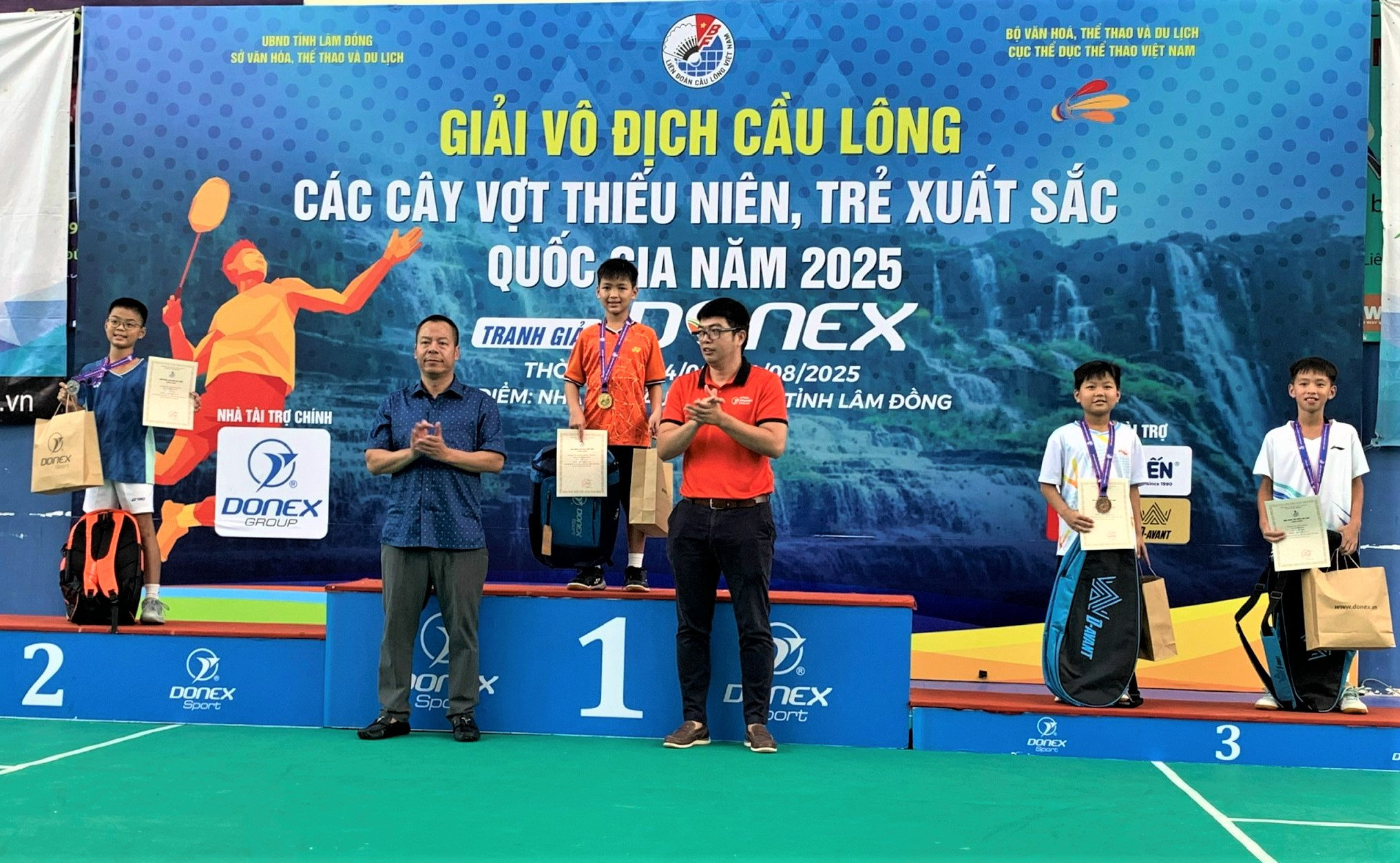 Trao giải cho các cầu thủ dẫn đầu trong nội dung đơn nam U11