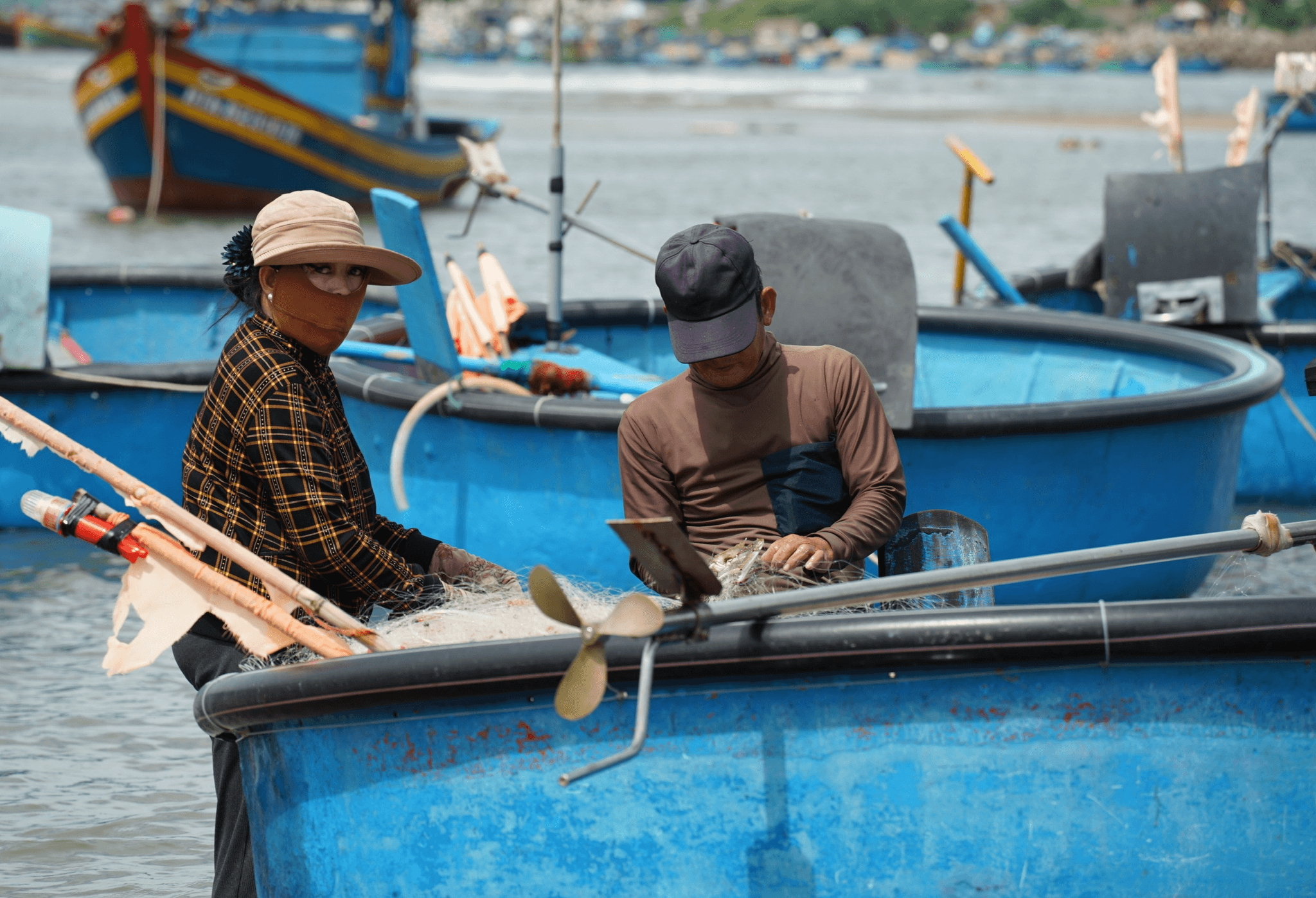 Vợ chồng ông Long đang gỡ ghẹ sau chuyến biển