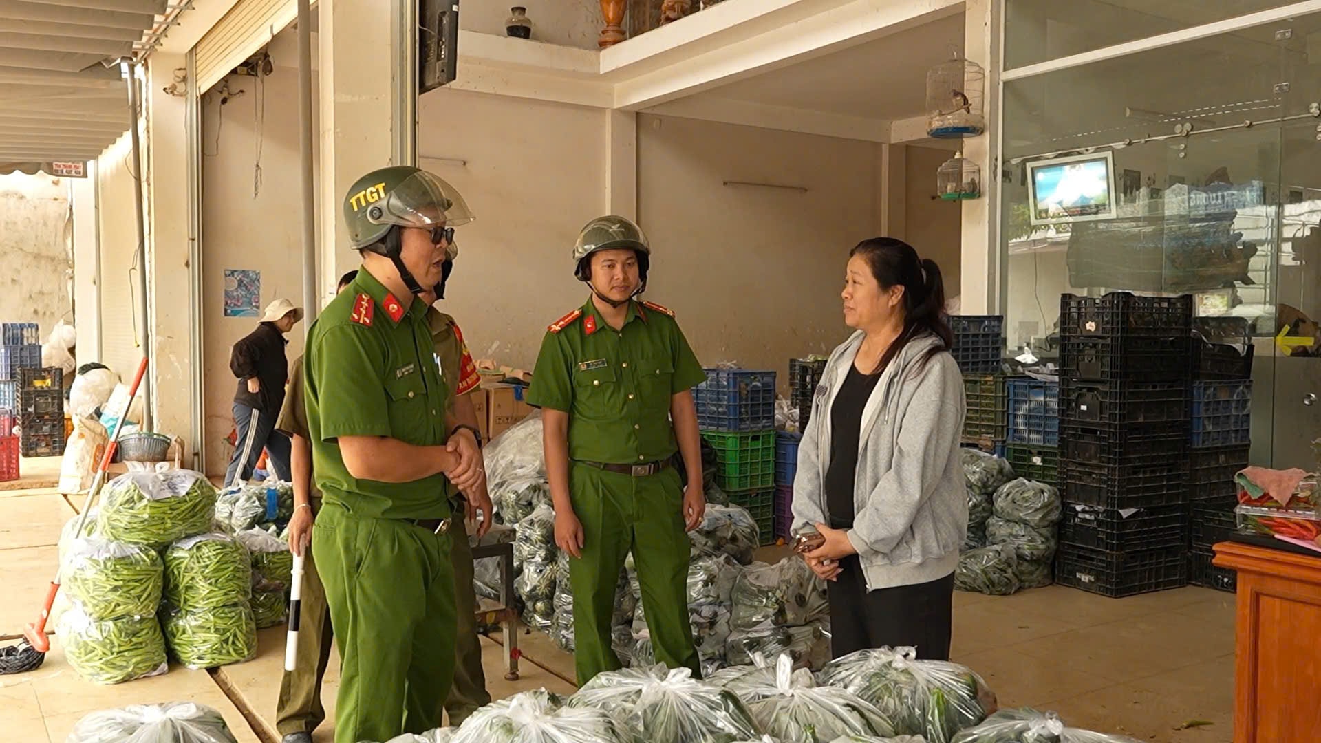 Ka Do Commune Police visited people and propagated the law on the occasion of September 2nd holiday