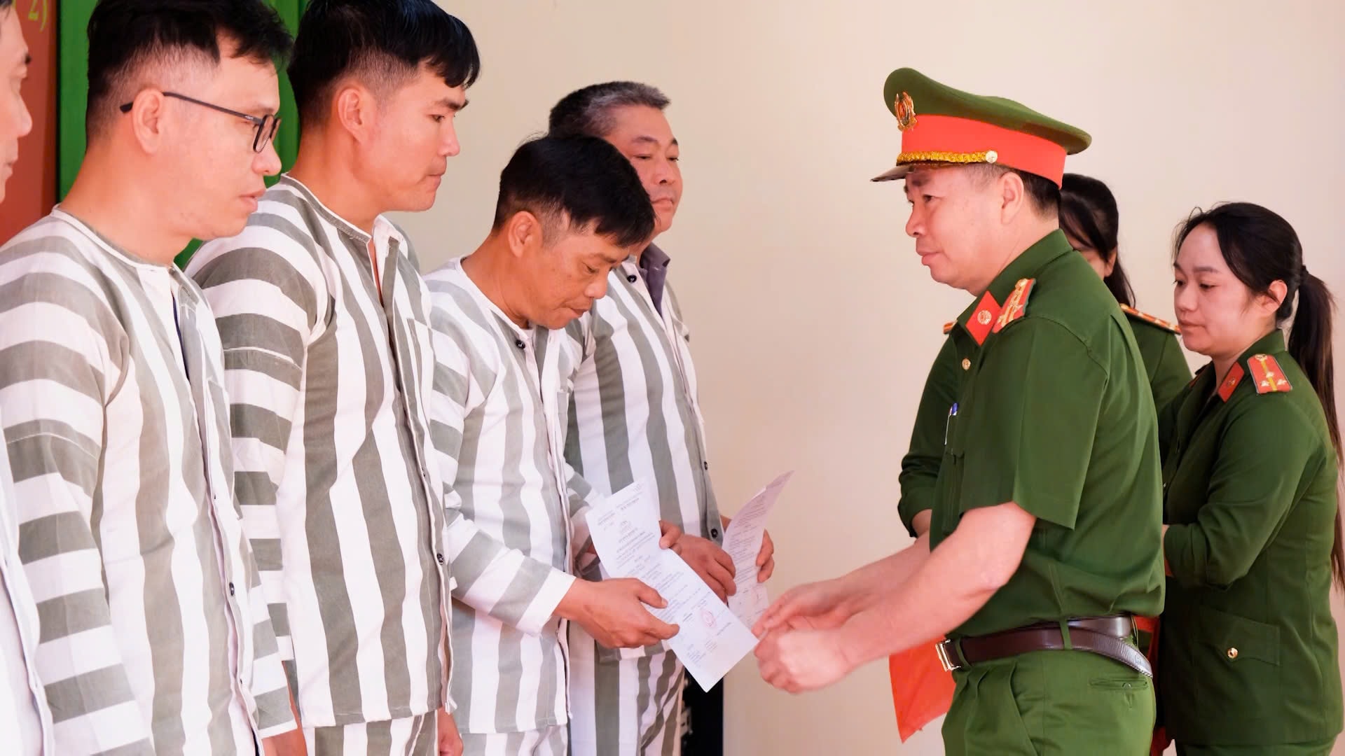 លោកវរសេនីយ៍ឯក Nguyen Tuong Vu អនុប្រធាននាយកដ្ឋាននគរបាលខេត្ត Lam Dong បង្ហាញសេចក្តីសម្រេចលើកលែងទោសដល់ទណ្ឌិត។