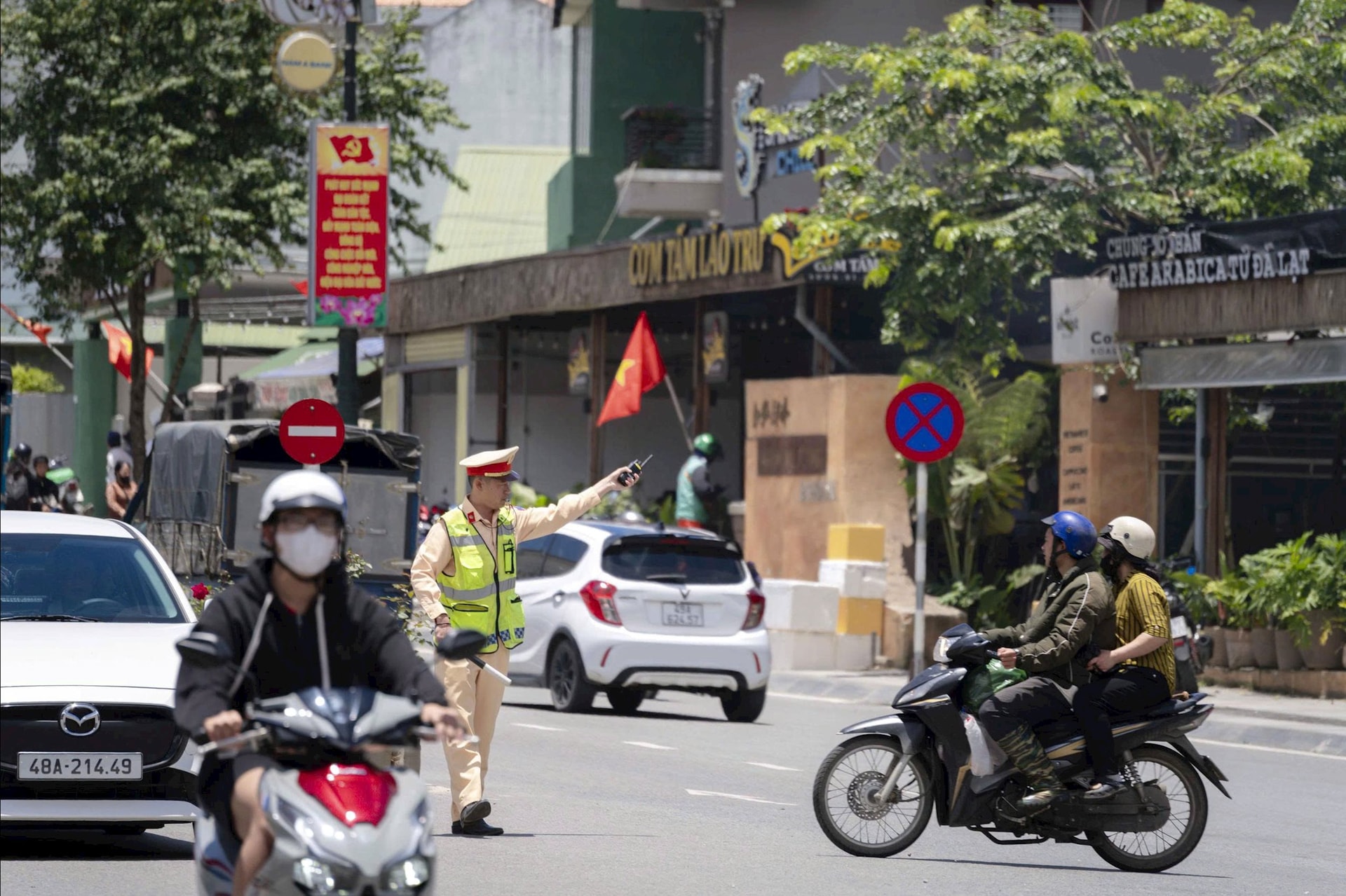 Traffic police regulate traffic at intersections in Xuan Huong ward - Da Lat