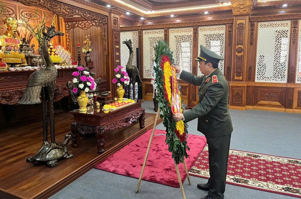 Major General Truong Minh Duong - Director of Provincial Police fixes the ribbon on the wreath