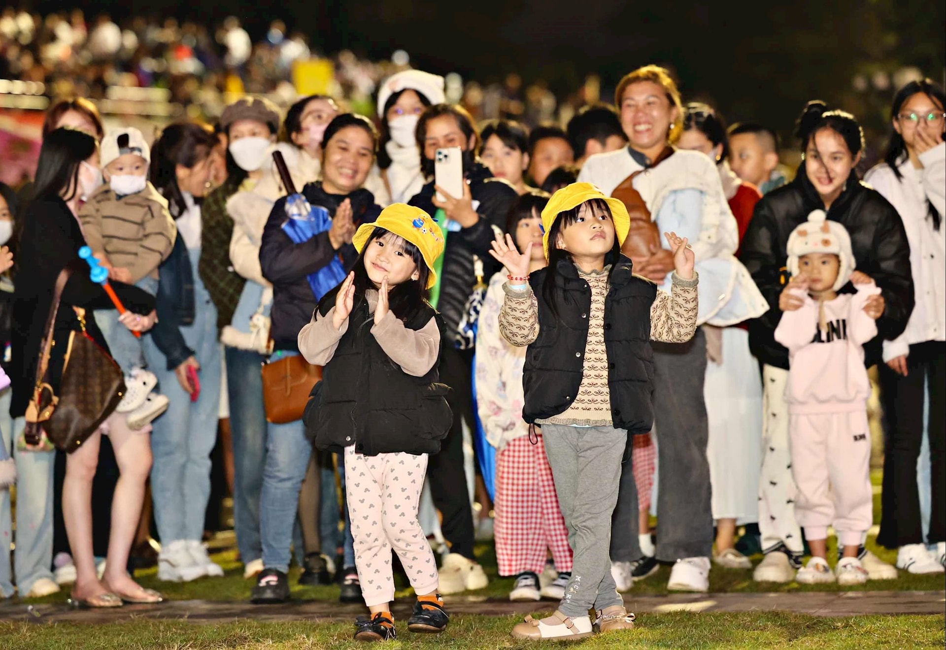 Young women, teenagers, children, people of Da Lat and neighboring areas eagerly await the art program to celebrate the 2/9 holiday at Lam Vien Square tonight.