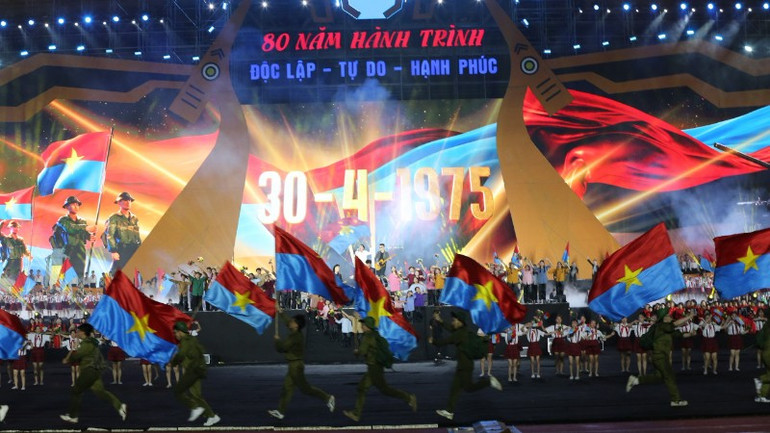 tu-hao-dan-toc-617.jpg