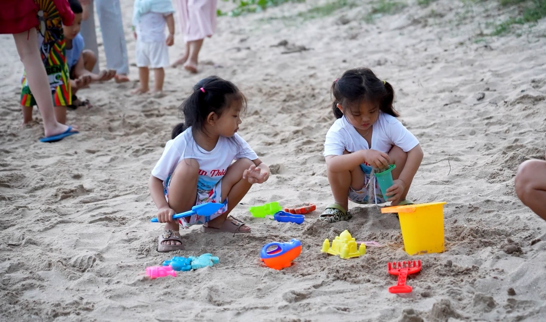 Các em nhỏ chơi đùa trên bãi cát của biển Đồi Dương